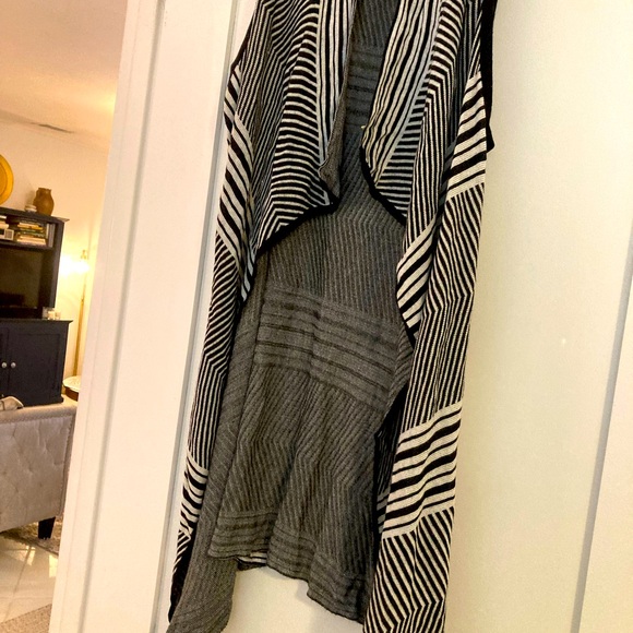 5/$25Chelsea & Theodore black white graphic sweater vest large - Picture 1 of 7